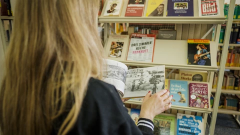 Schülerin in einer Bibliothek