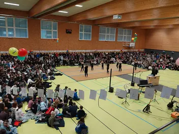 Über 1000 Schülerinnen, Schüler und Lehrkräfte versammeln sich in der Turnhalle der Christophorusschule Oberurff