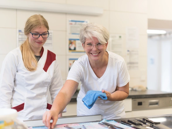 Eine Ausbilderin im Bereich Hauswirtschaft des CJD erklärt einer Auszubildenden die Ausstattung in der Küche.