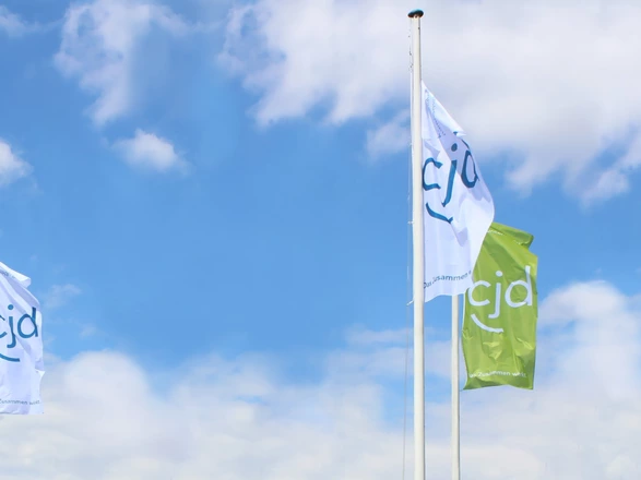 Eine Schülerin und ein Schüler beim Unterricht in einem Klassenzimmer einer CJD Schule