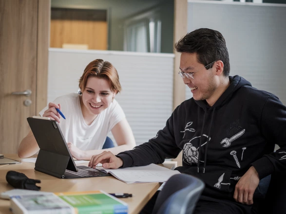 Eine Schülerin und ein Schüler einer CJD Schule arbeiten an einem Laptop