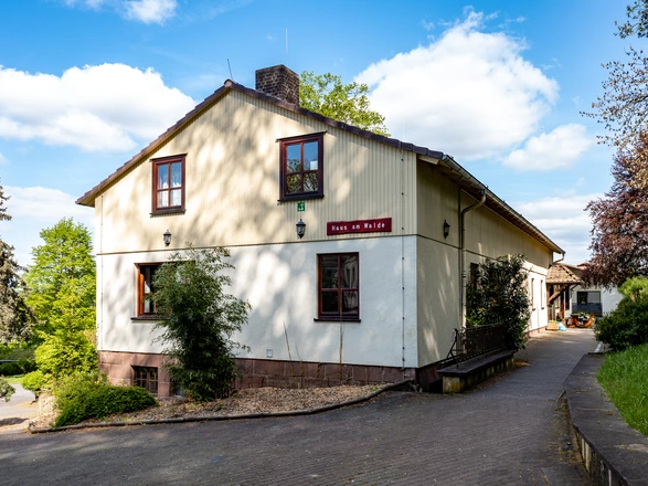 Außenansicht des 'Haus am Walde' der Kinder-, Jugend- und Familienhilfe in Oberurff