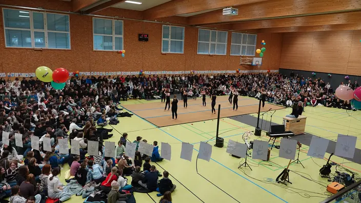 Über 1000 Schülerinnen, Schüler und Lehrkräfte versammeln sich in der Turnhalle der Christophorusschule Oberurff