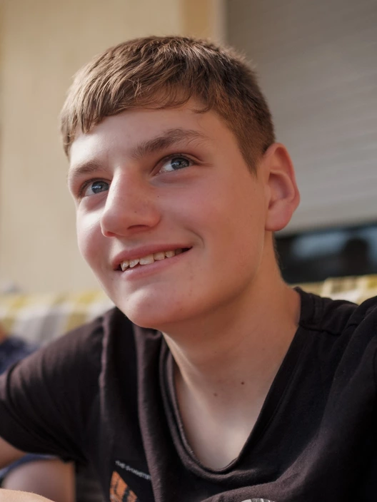 Nahaufnahme eines lächelnden Jugendlichens