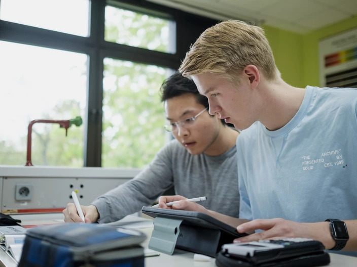 Zwei Schüler im Unterrricht