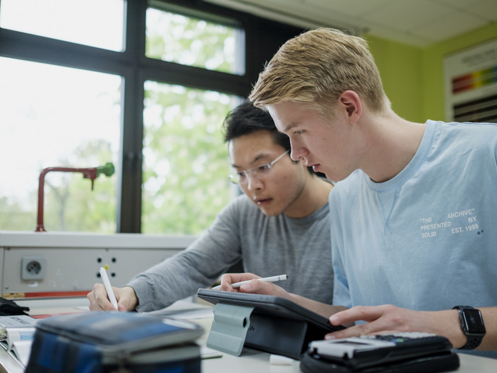 Zwei Schüler im Unterrricht